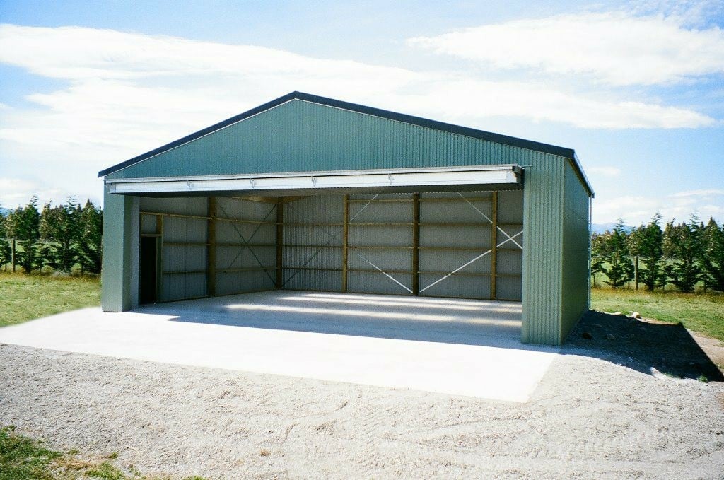 Horizontal bi-folding hangar doors