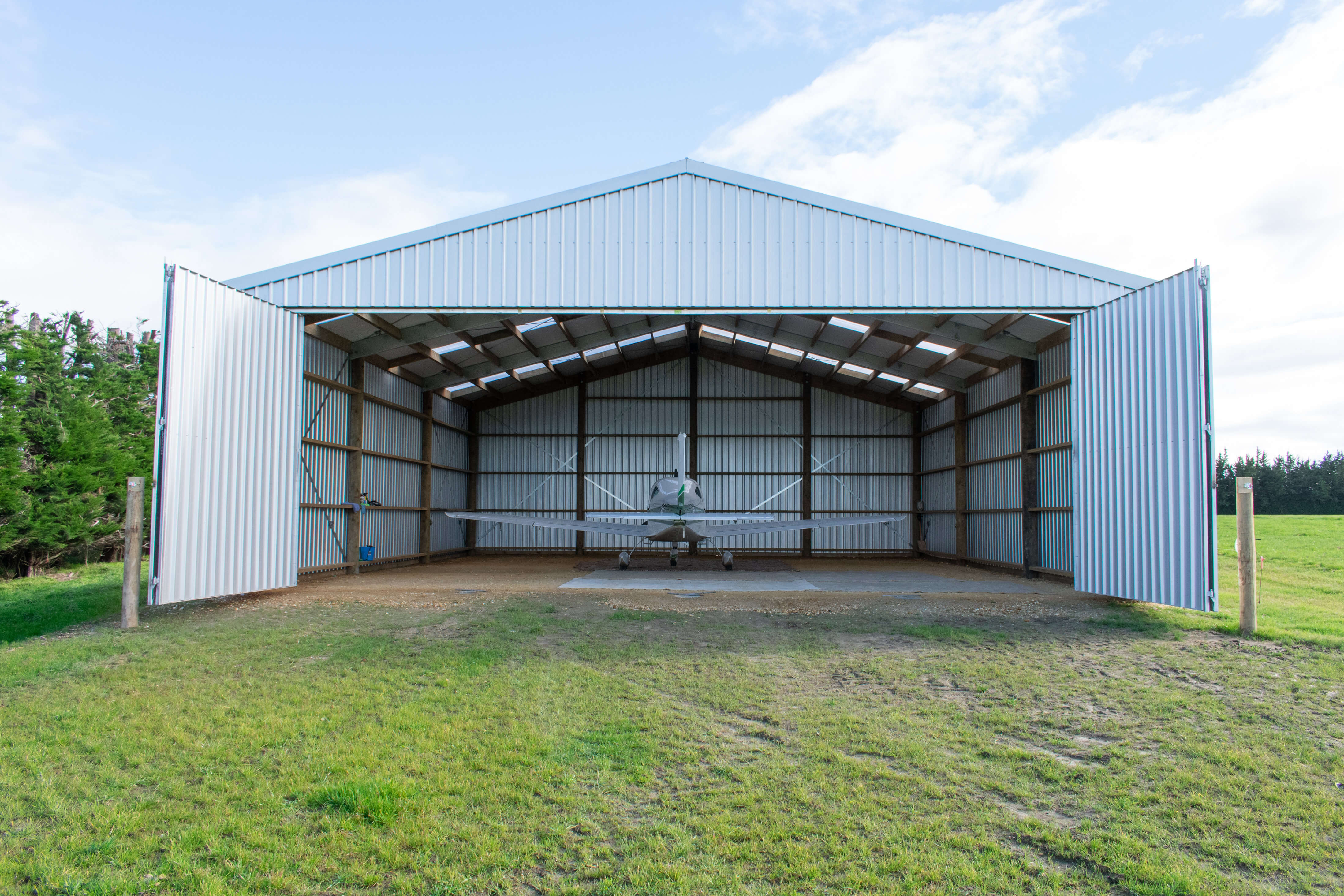 Large clearspan aircraft hangar