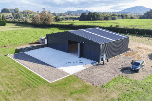 Vertical bi-folding hangar doors